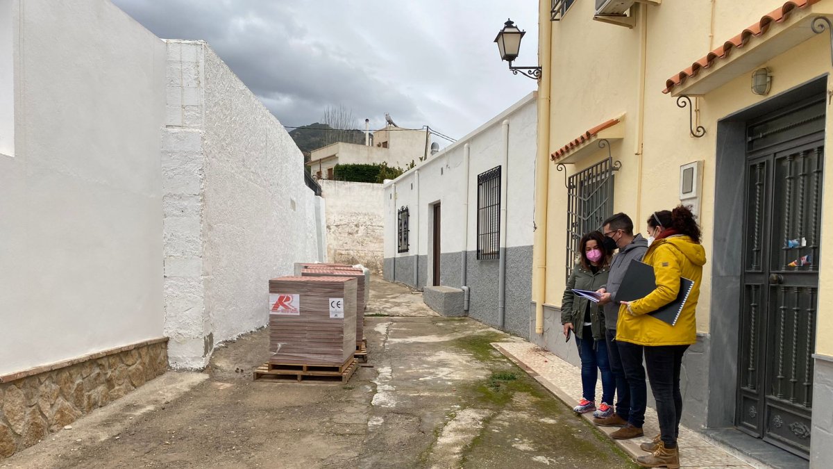 Una imagen de las obras de la red de abastecimiento en una de las calles de Dalías.