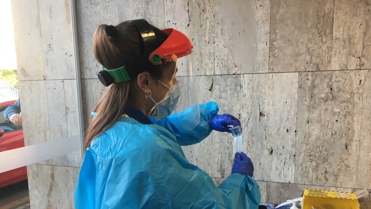 Una sanitaria preparando una PCR.