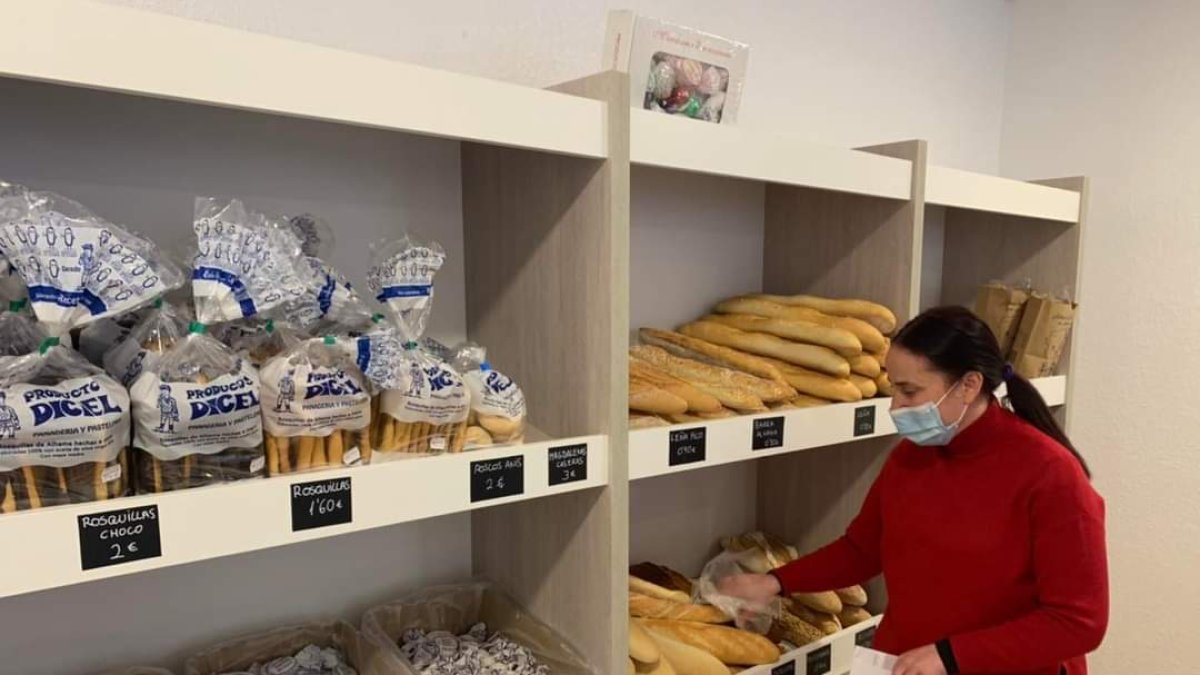 Laura Fernández trabajando en su panadería.