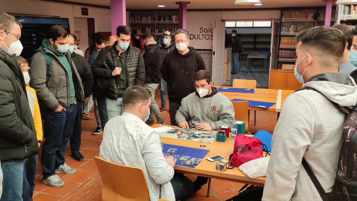 Una partida del torneo rodeada por espectadores de la misma.