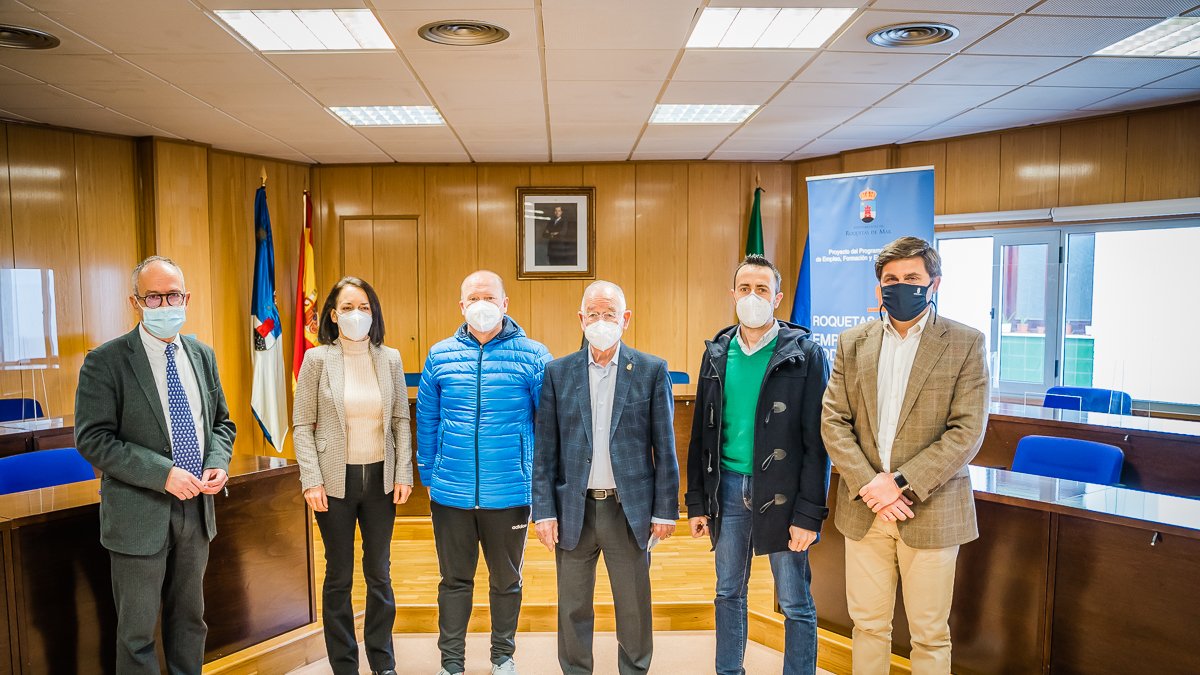 Foto de familia tras la firma del convenio en Roquetas de Mar.