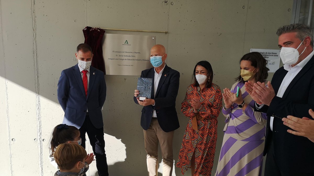 Un momento en la inauguración del nuevo colegio, este jueves en Viator.