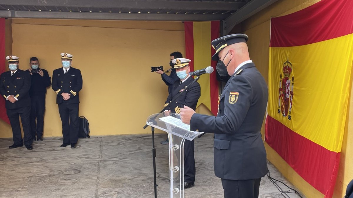Discurso del comisario Madrona, con el comandante naval al fondo
