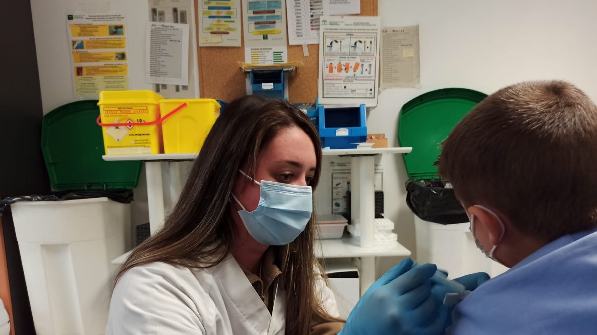 Vacunación a un niño en Adra.