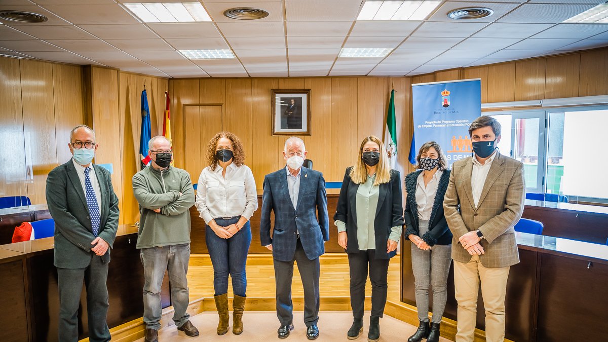 Firma de convenio en Roquetas de Mar.