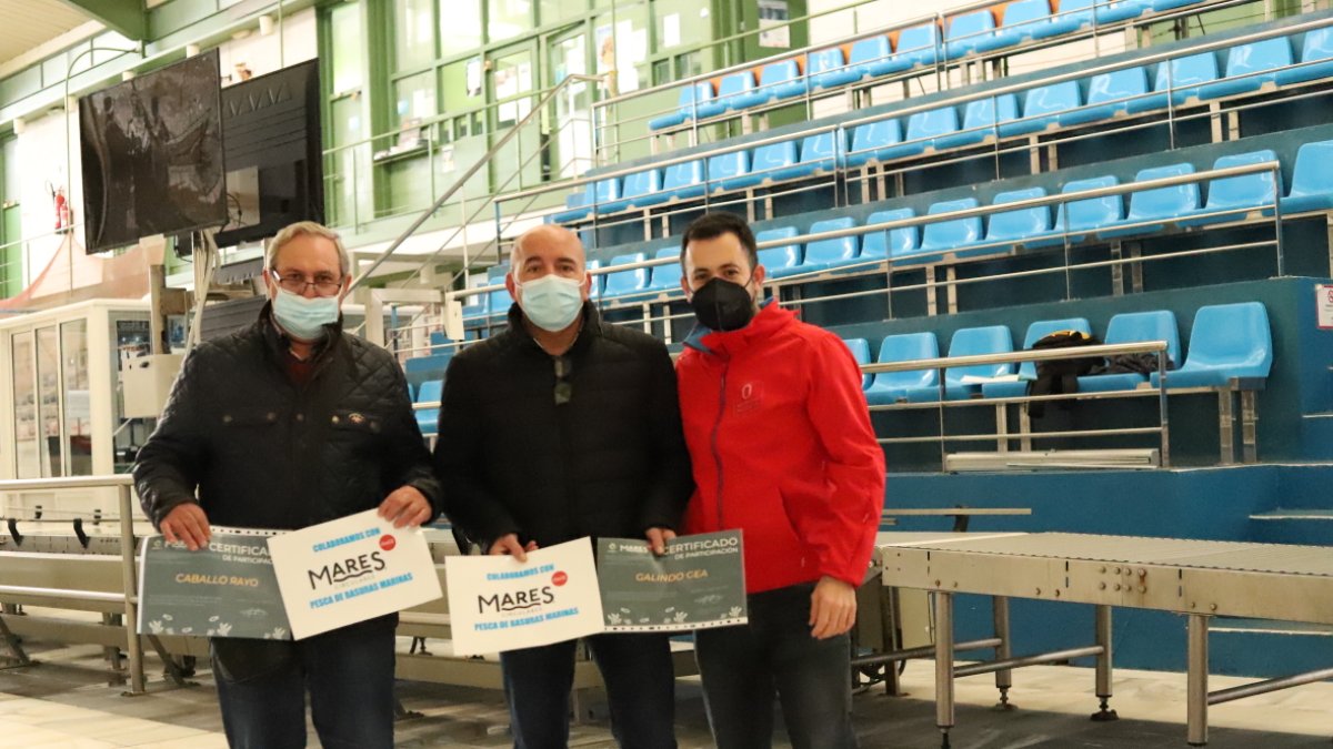 Gaspar Jiménez y Luis Galindo con el distintivo recibido.
