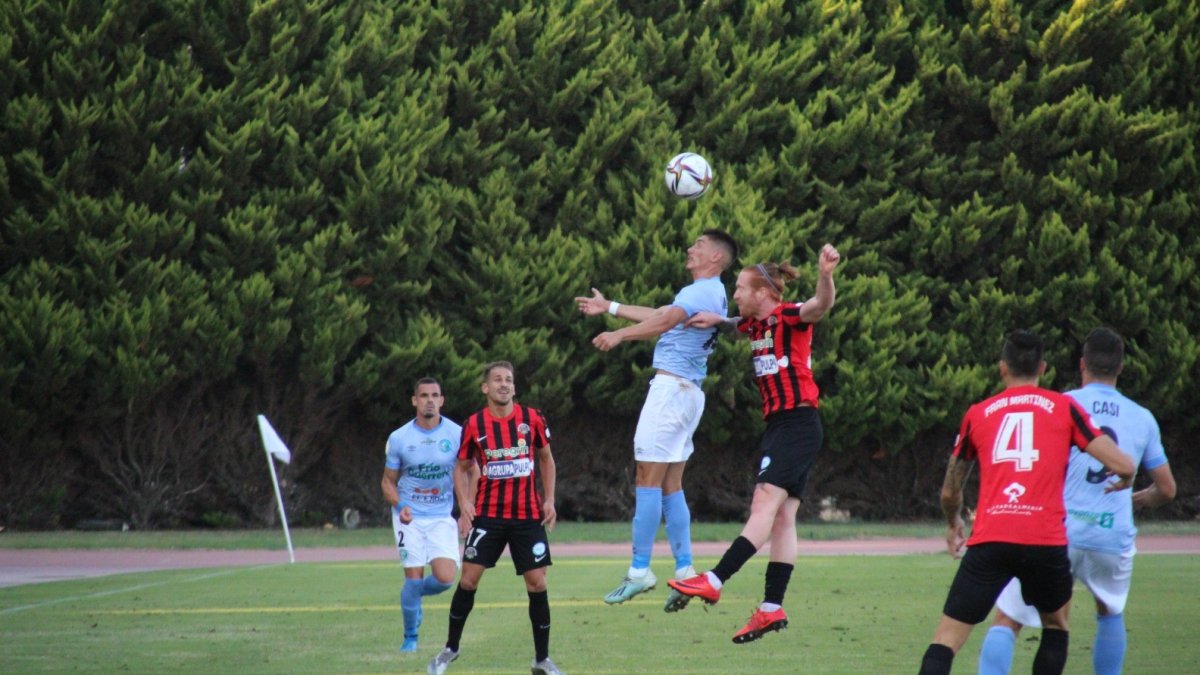 Imagen de una de las jugadas del encuentro en Santo Domingo donde el once celeste perdonó y perdió.