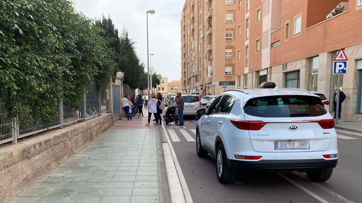 Coches aparcados en el carril bici a la conclusión de las clases, este viernes.