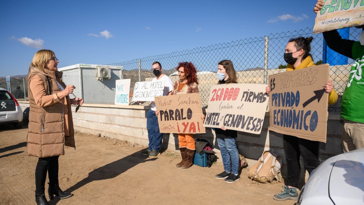 La alcaldesa de Níjar hablando con un grupo de ecologistas.