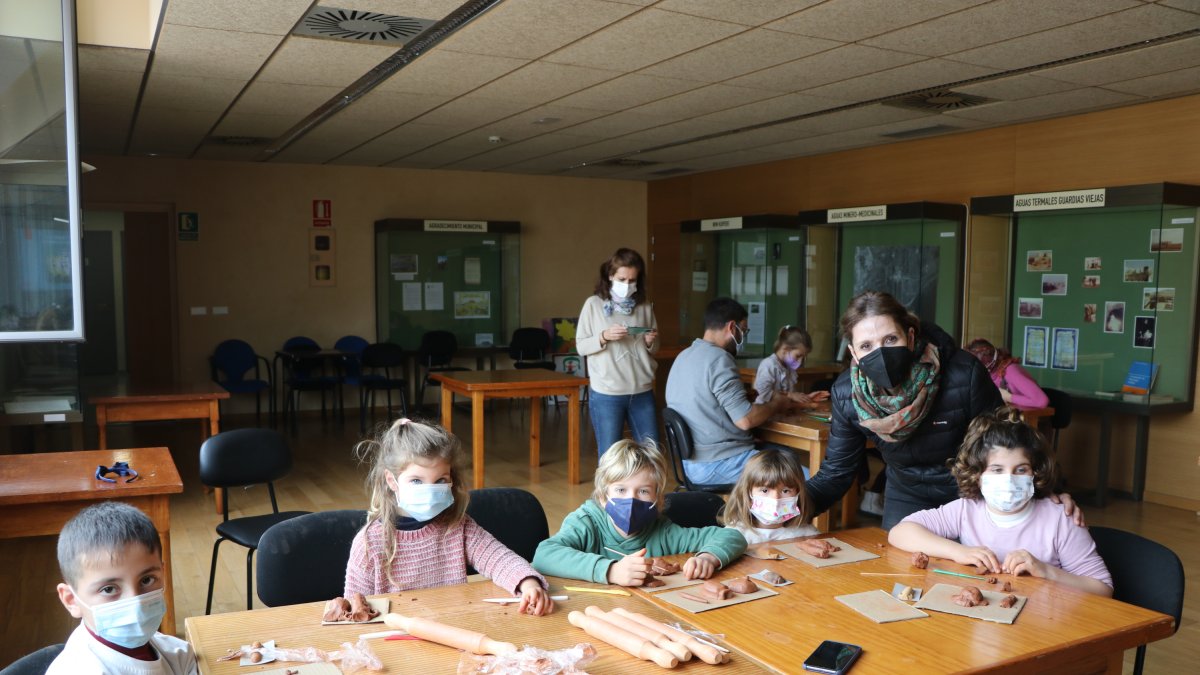 Desarrollo del taller de arqueología con los pequeños en El Ejido.