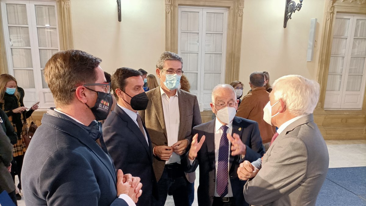 Javier Aureliano García, con los alcaldes de los municipios de salida (El Ejido), llegada (Roquetas de Mar) y paso de la carrera.