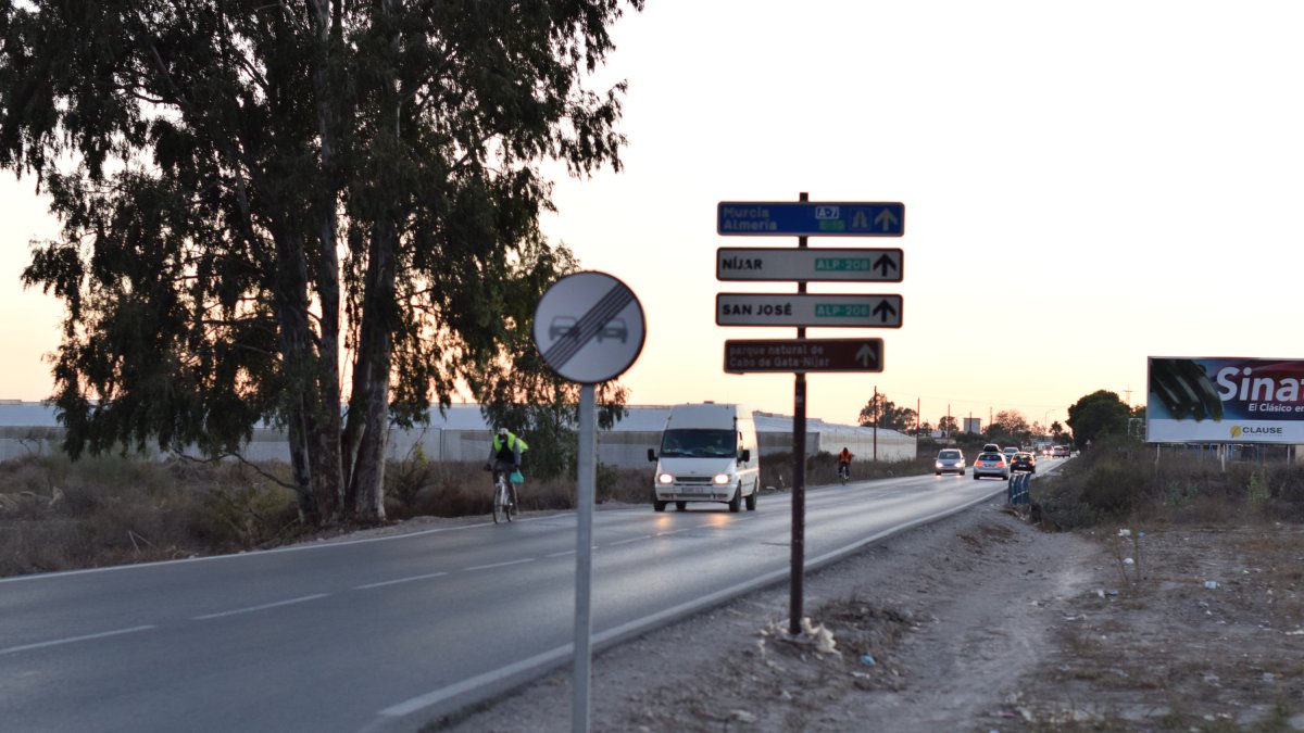 Un tramo de la carretera que va desde el Mesón el 21 a Campohermoso.