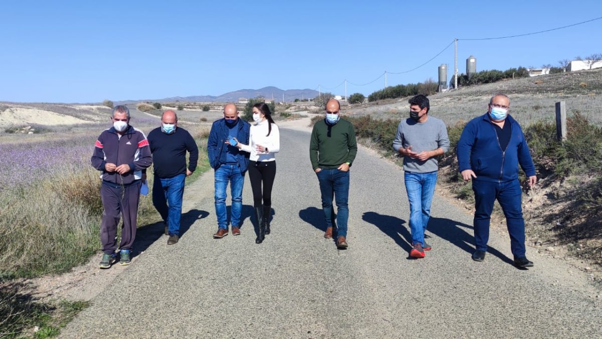 Visitando uno de los caminos rurales en Huércal-Overa.