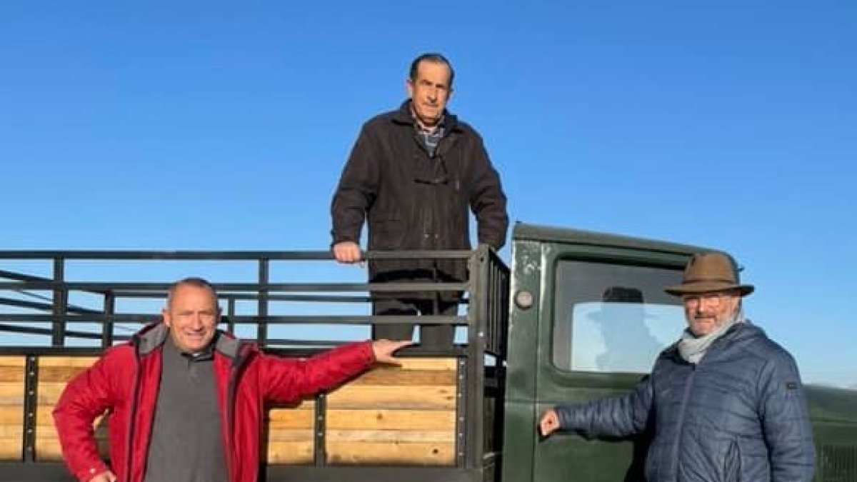Francisco torrecillas junto al camión de los años 20 que coronará la rotonda dedicada a los transportistas.