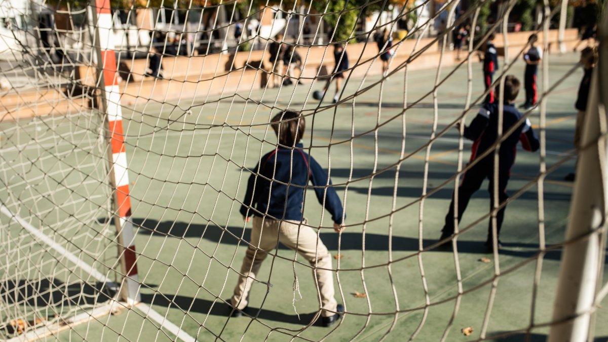 Escolares en el patio de un colegio.