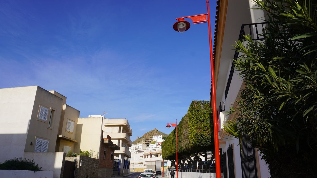 Imagen del nuevo color que lucen las farolas del municipio
