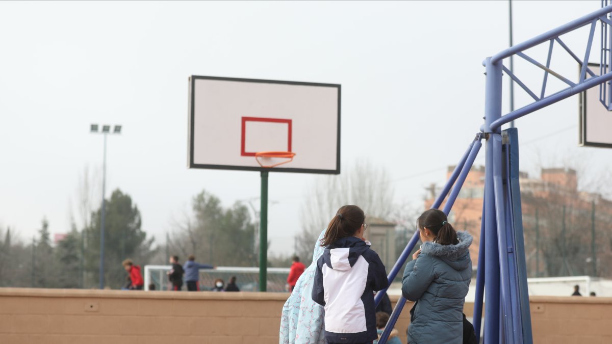 Escolares en el patio de un centro educativo.
