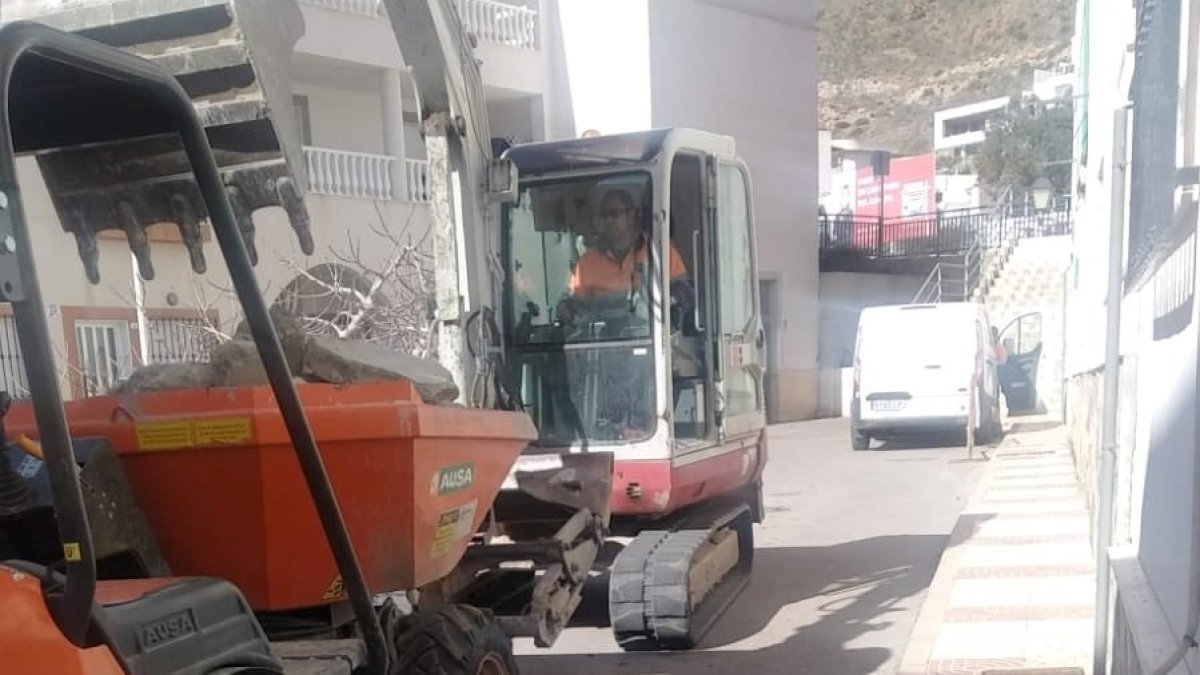 Uno de los operarios en sus labores de saneamiento del casco histórico.