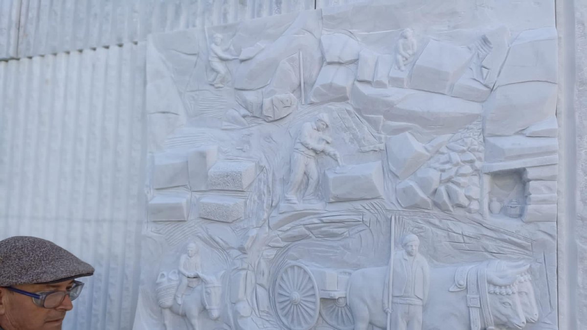 Paco \'El Zapa\' terminando el último relieve del Monumento al Cantero en Macael