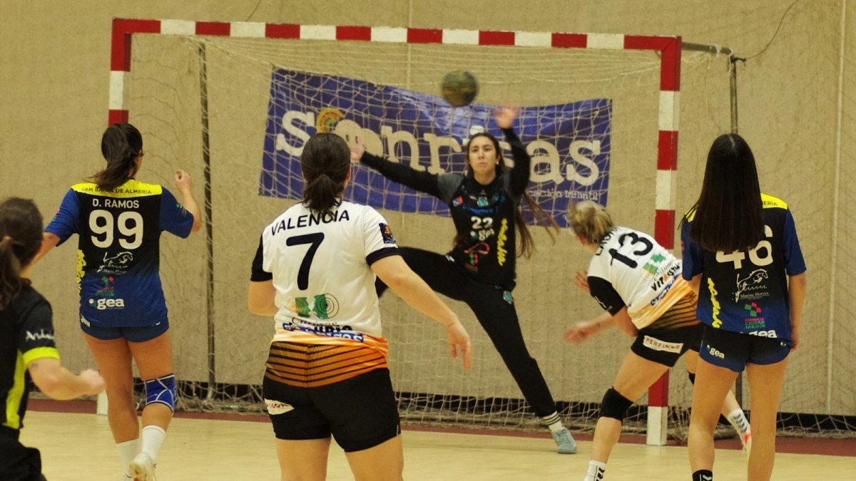 Las almerienses cambian el chip y ya piensan en el derbi.