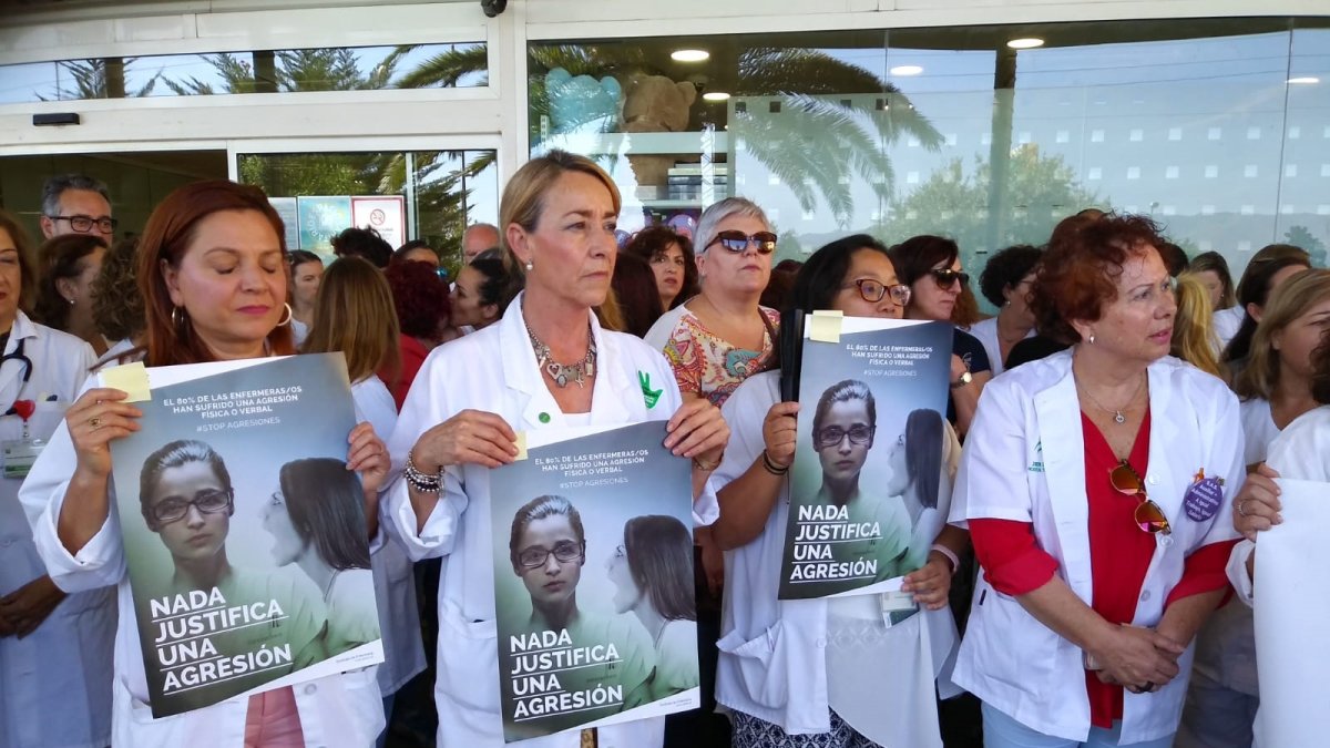 Profesionales de Torrecárdenas en una concentración contra las agresiones.