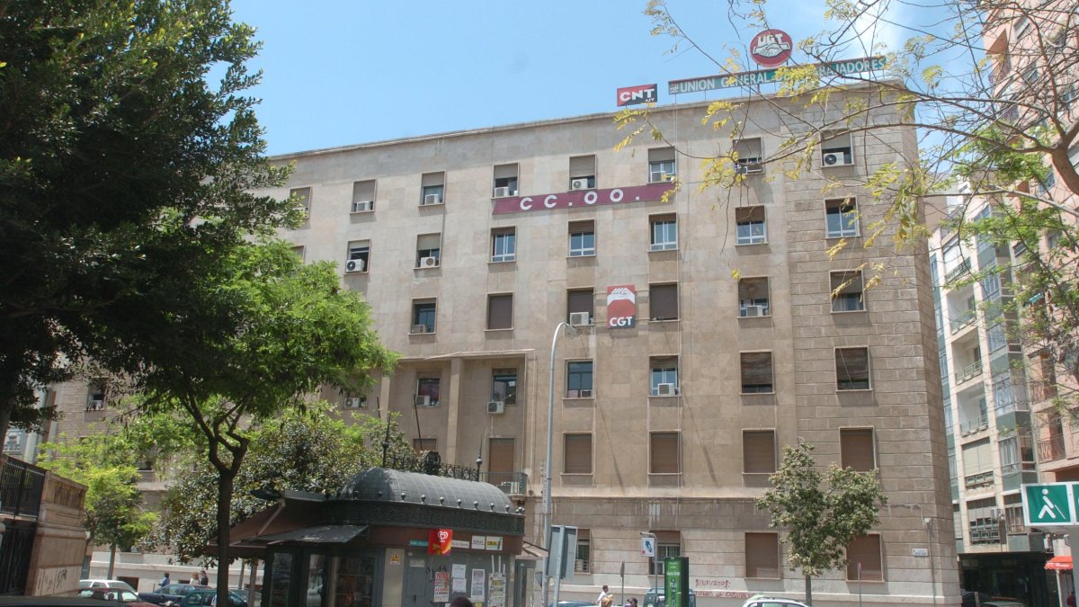 Edificio de sindicatos en la calle Javier Sanz.
