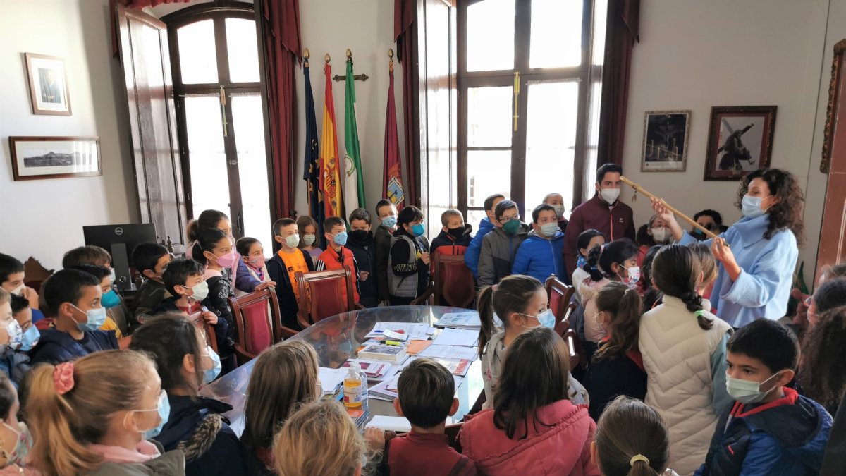 La edil Carolina Pérez muestra el bastón de mando a los alumnos.