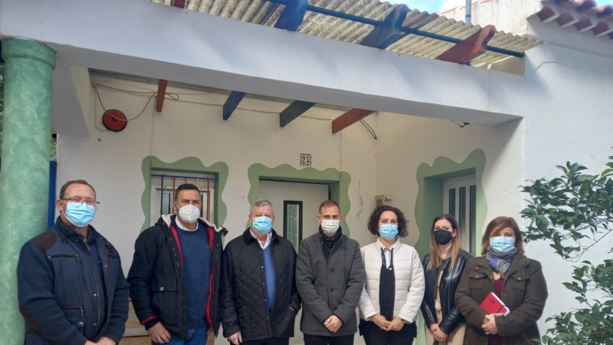 El delegado territorial de Educación y Deporte de la Junta de Andalucía en su visita al IES Velad- Al Hamar.