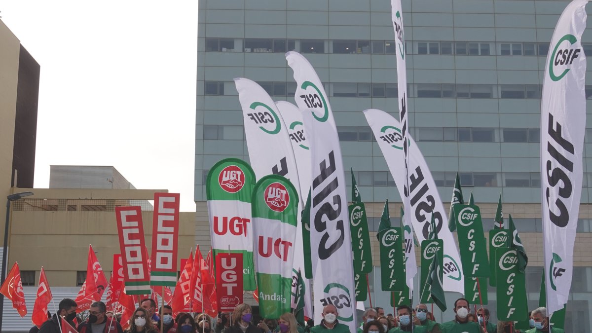 La concentración se ha celebrado este viernes ante el Materno Infantil.