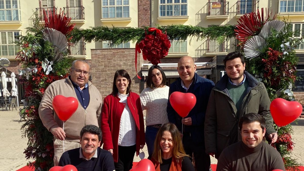 Personalidades del Ayuntamiento huercalense posan en el photocall ubicado en la Plaza Mayor por San Valentín.
