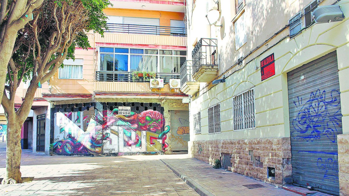 Carteles de locales disponibles donde hace apenas un par de años competían los antros de la marcha juvenil.