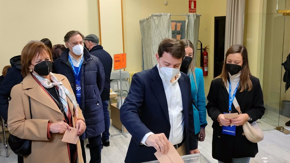 El candidato del PP ha acudido temprano a votar.