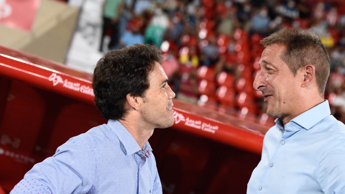 Rubi saluda a Ramis en el Almería-Tenerife.