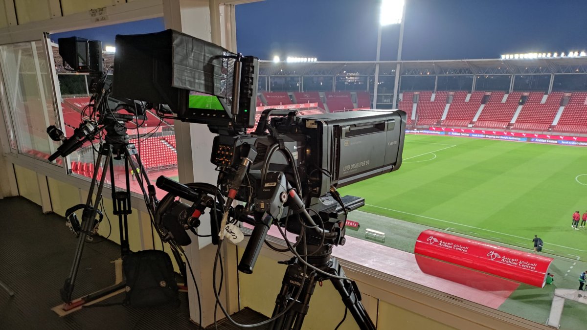 Una cámara de televisión en el Estadio de los Juegos Mediterráneos.