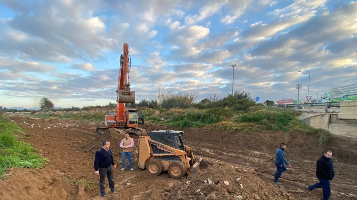 El alcalde de Pulpí y el edil de Obras y Servicios visitando las actuaciones