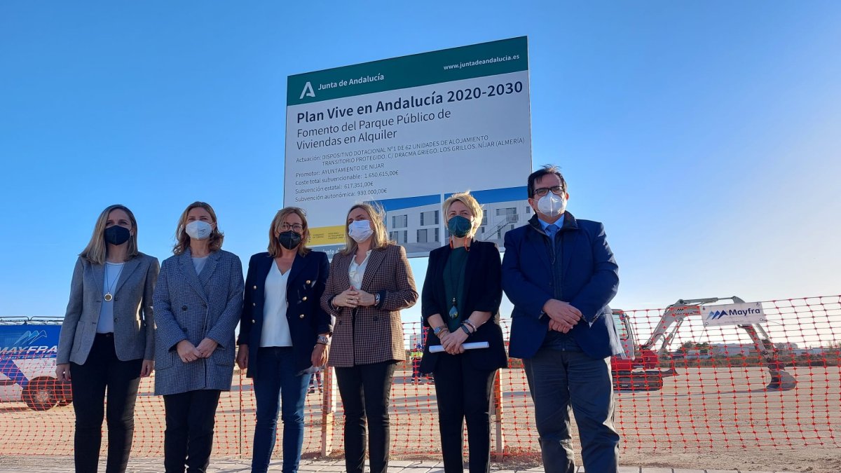 Autoridades políticas posan junto al cartel de la obra proyectada en Los Grillos de Níjar.