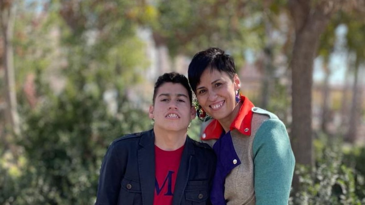 Adrián junto a su madre Charo, promotora de la idea