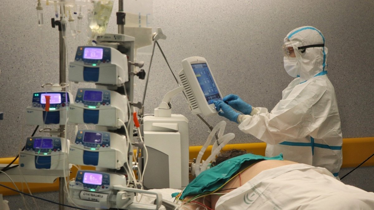 En Almería se han registrado 35 nuevas hospitalizaciones este martes.