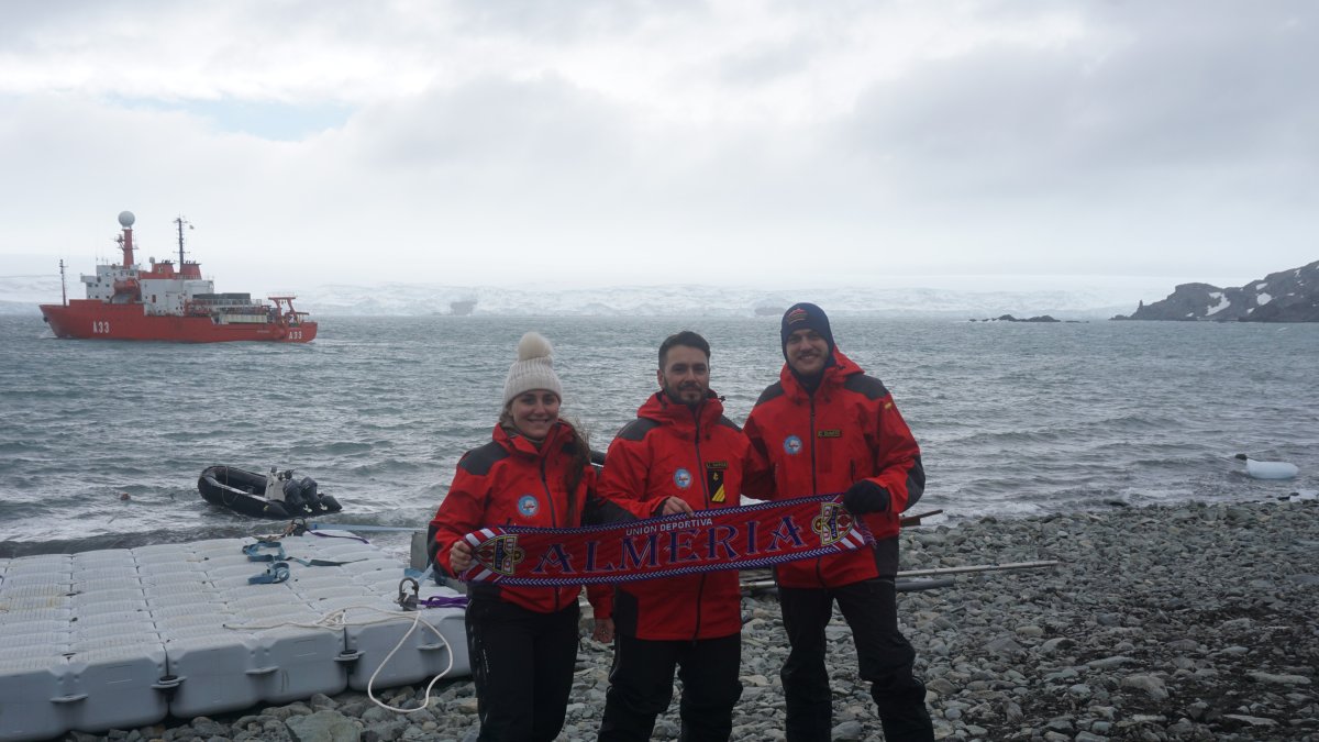 Leandro, Laura y Daniel, los tres miembros almerienses de la tripulación del Hespérides.