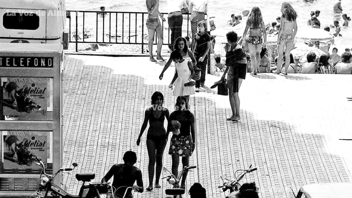 La primera cabina que colocaron frente a la playa fue la de la calle Joaquín Vázquez. Estaba pegada al mar.