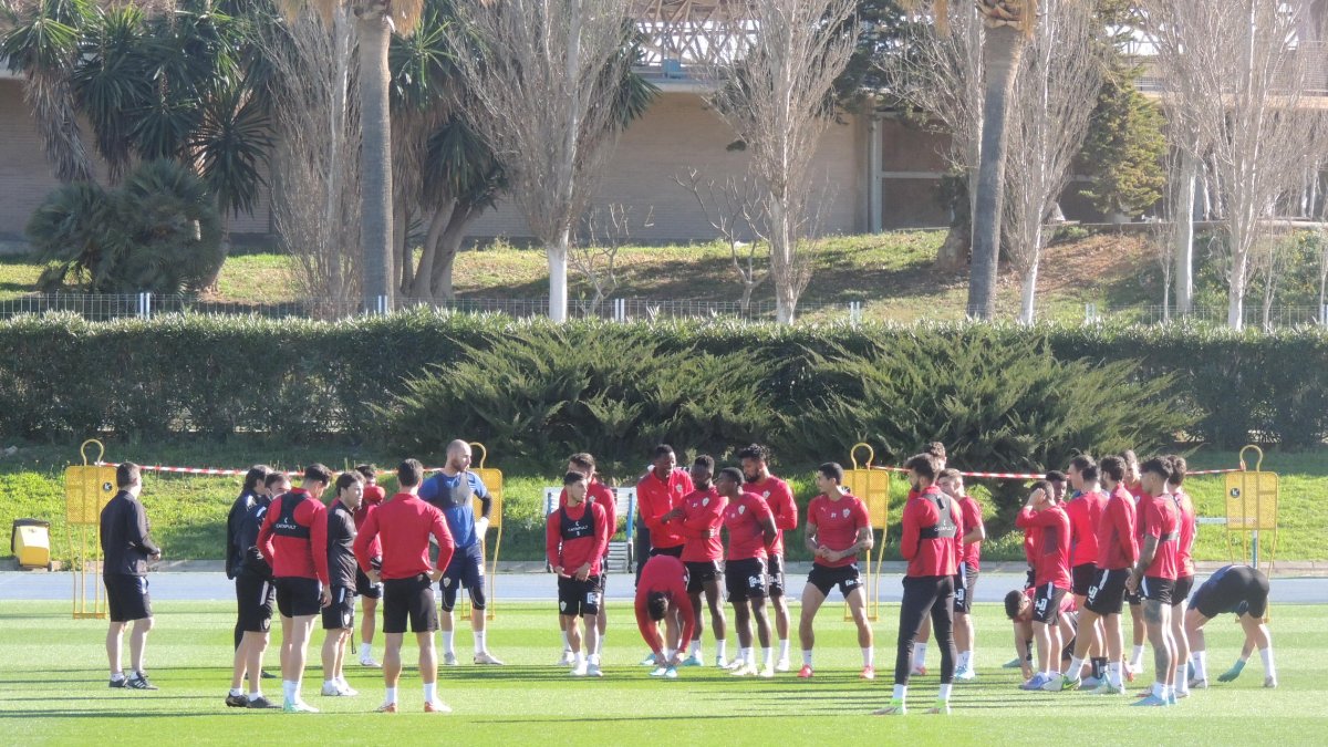 El equipo escuchando las palabras de Rubi en el entrenamiento.