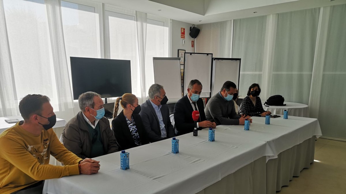 Los responsables de los pueblos beneficiados junto al delegado territorial