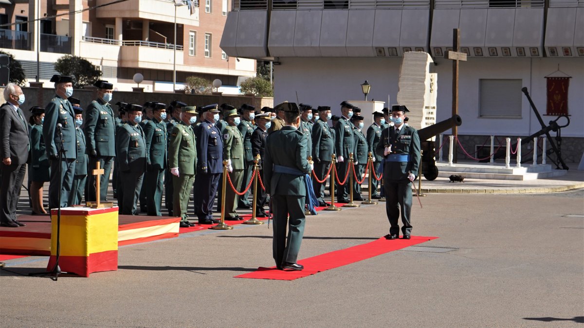 El conorel Montero (derecha) toma el mando de manos del teniente coronel Herrera