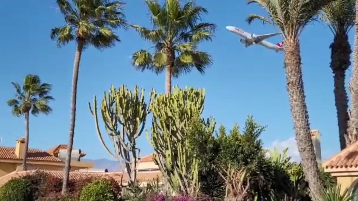 Un avión en prácticas sobrevuela estos días los barrios cercanos al aeropuerto.