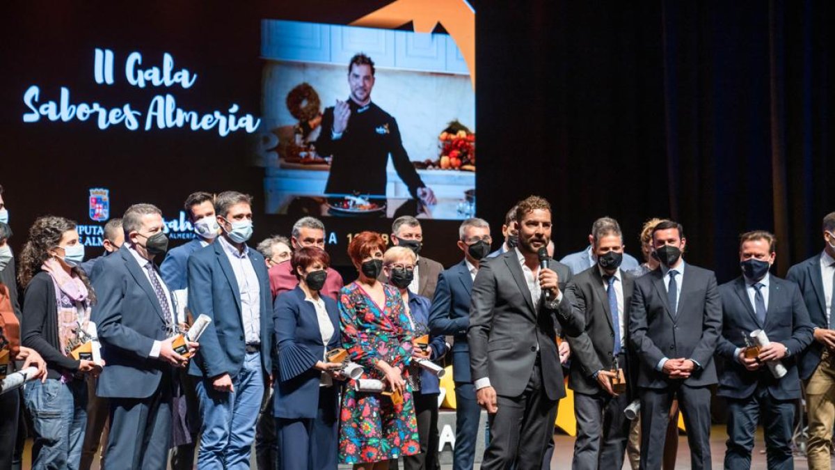 David Bisbal, junto a empresarios almerienses, en Vera.