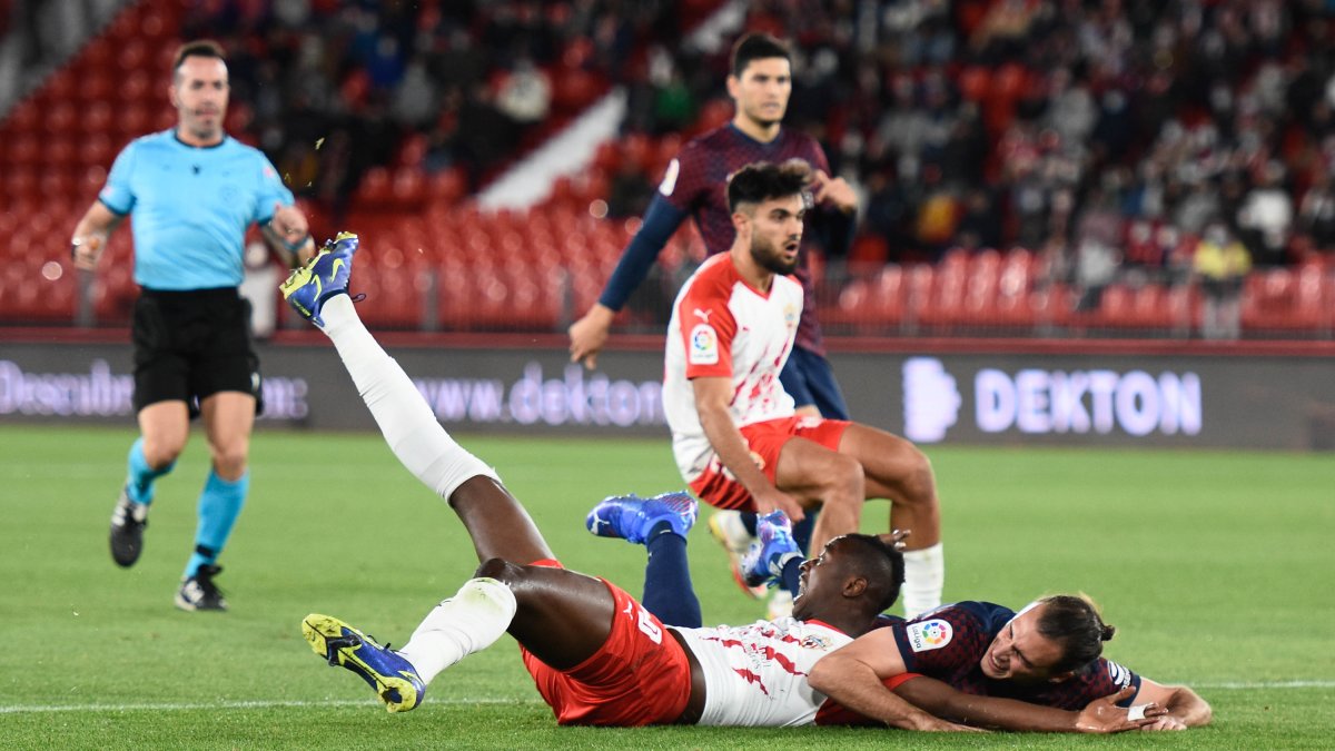 Arnau y Sadiq en el partido con el Huesca celebrado el 27 de noviembre.