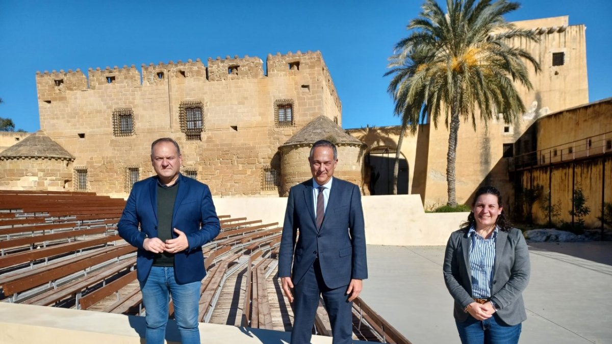 El delegado de Turismo junto a los representantes del Ayuntamiento de Cuevas del Almanzora.