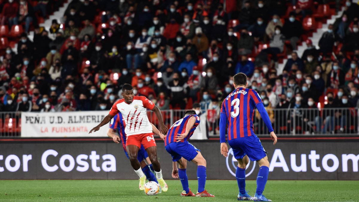 Sergio Akieme está volviendo a ser protagonista en el Almería.