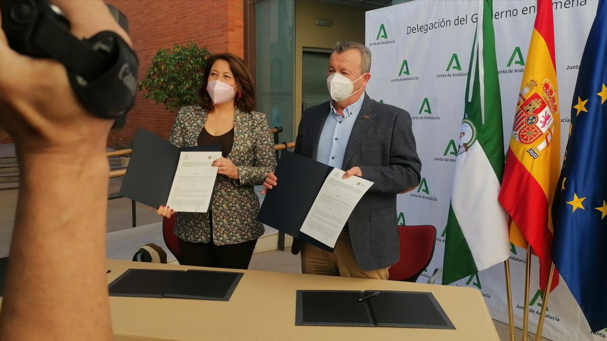 Carmen Crespo y Juan Pedro García muestran el convenio firmado. (Foto: Francisco G. Luque)