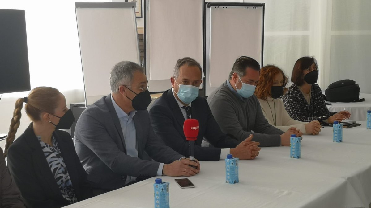 Antonio Martínez Pascual, alcalde de Olula del Río junto al delegado de Turismo y representantes del resto de pueblos beneficiados.